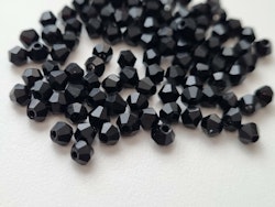 100 st svarta bicone pärlor (4 mm)