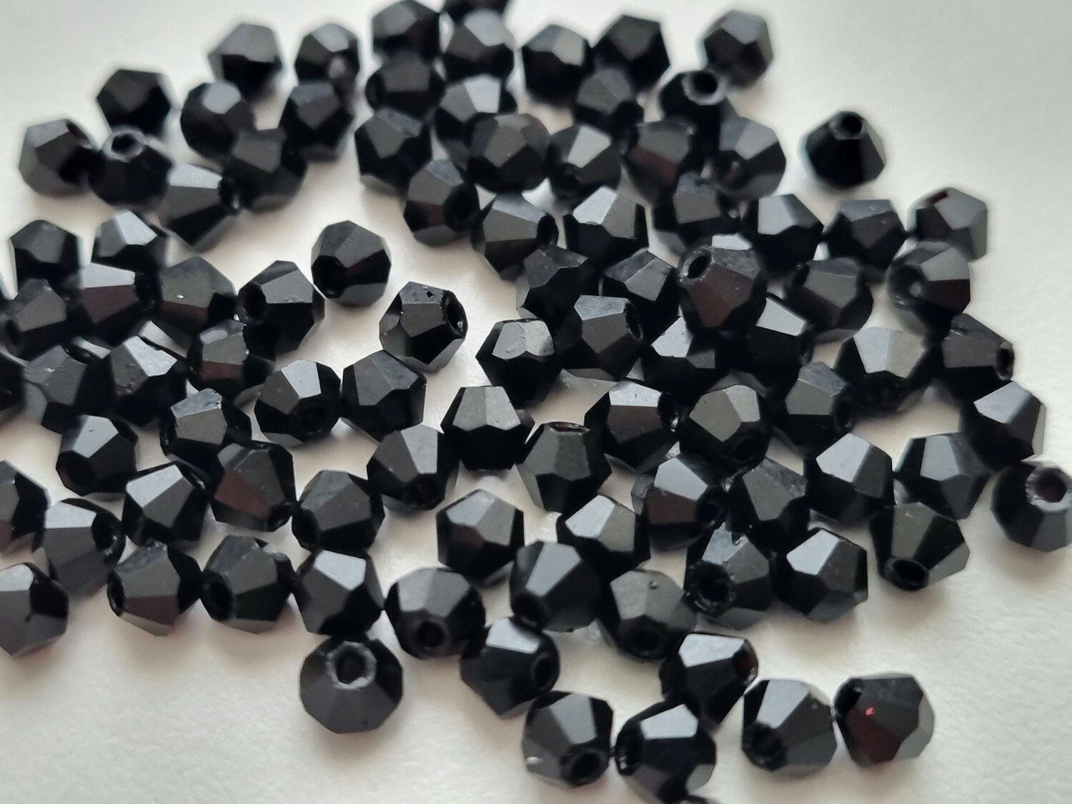 100 st svarta bicone pärlor (4 mm)