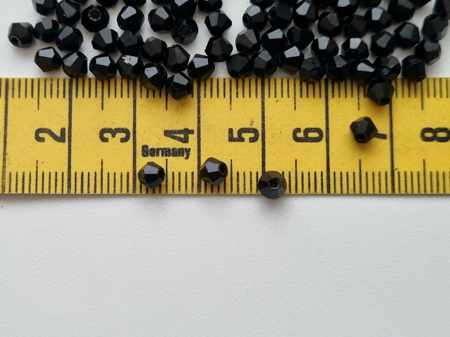100 st svarta bicone pärlor (4 mm)