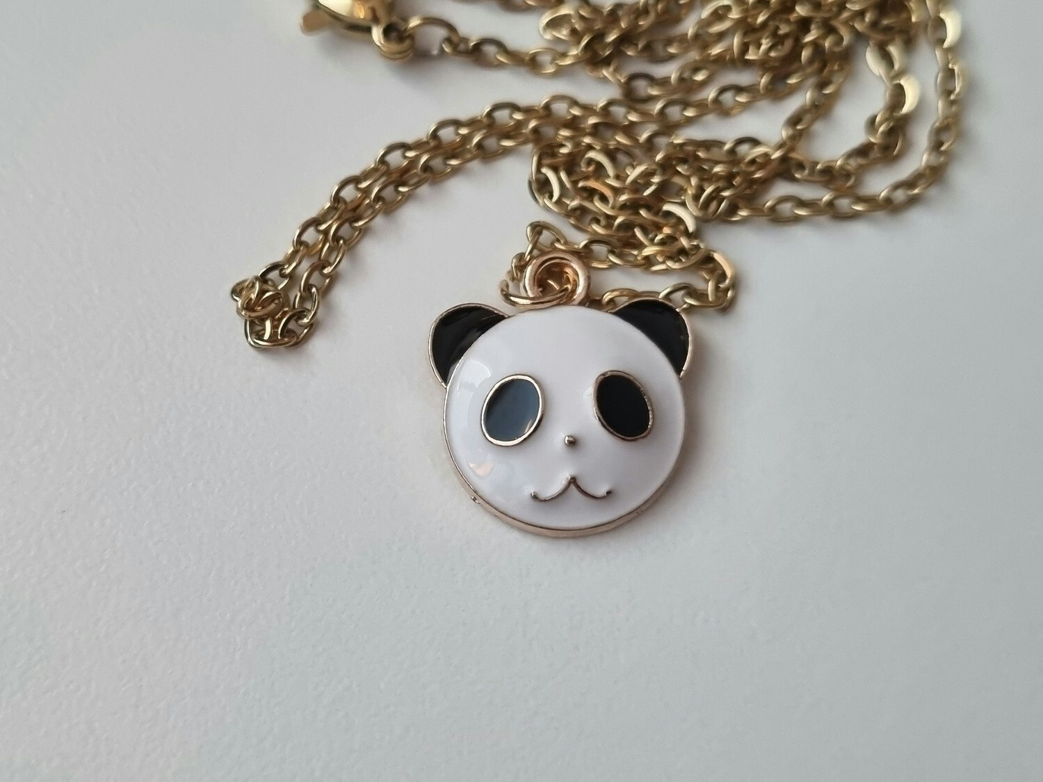 Halsband med en panda / ett pandaansikte