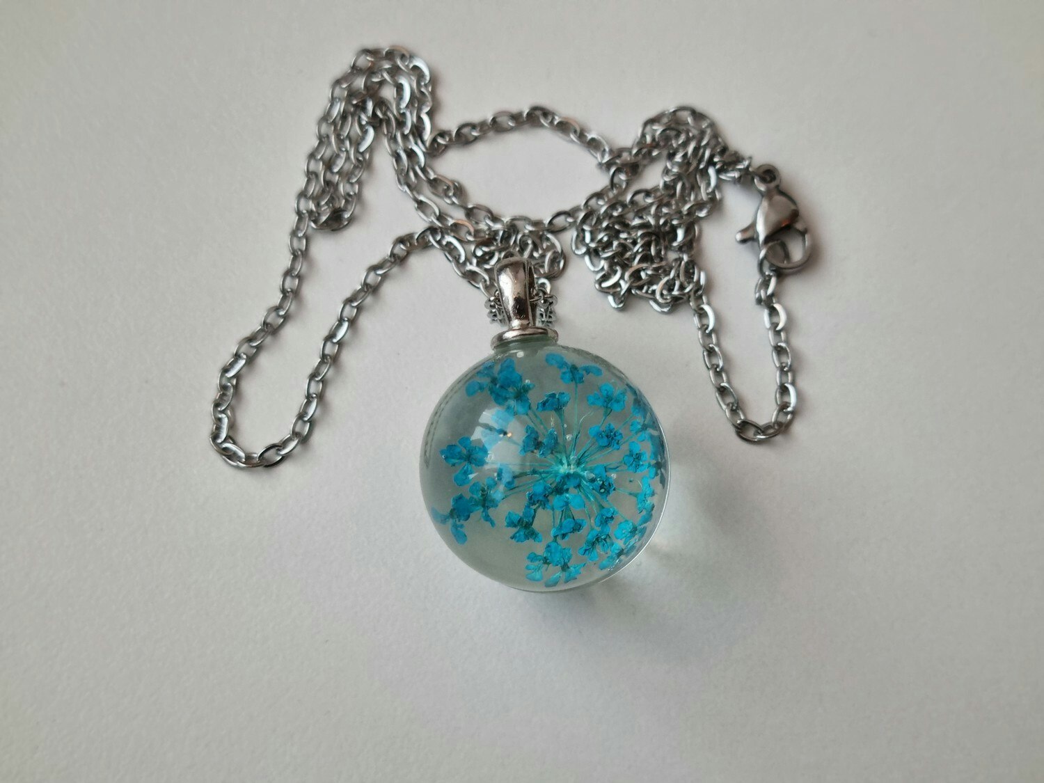 Halsband med rund glaskula (turkos/blå)