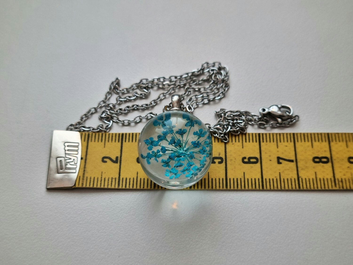 Halsband med rund glaskula (turkos/blå)