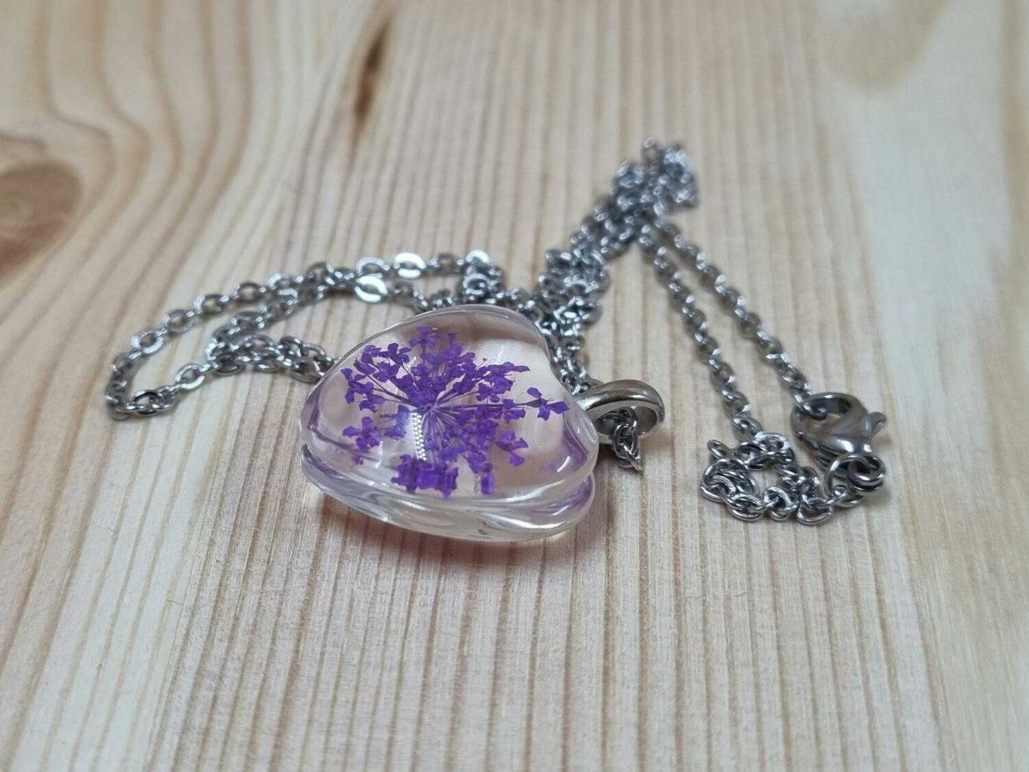 Halsband i rostfritt stål med fin berlock i glas (lila)