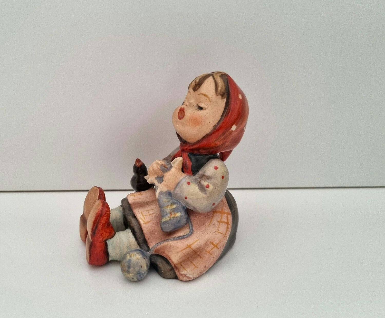 Goebel Hummel figurin - Flicka som fördriver tiden