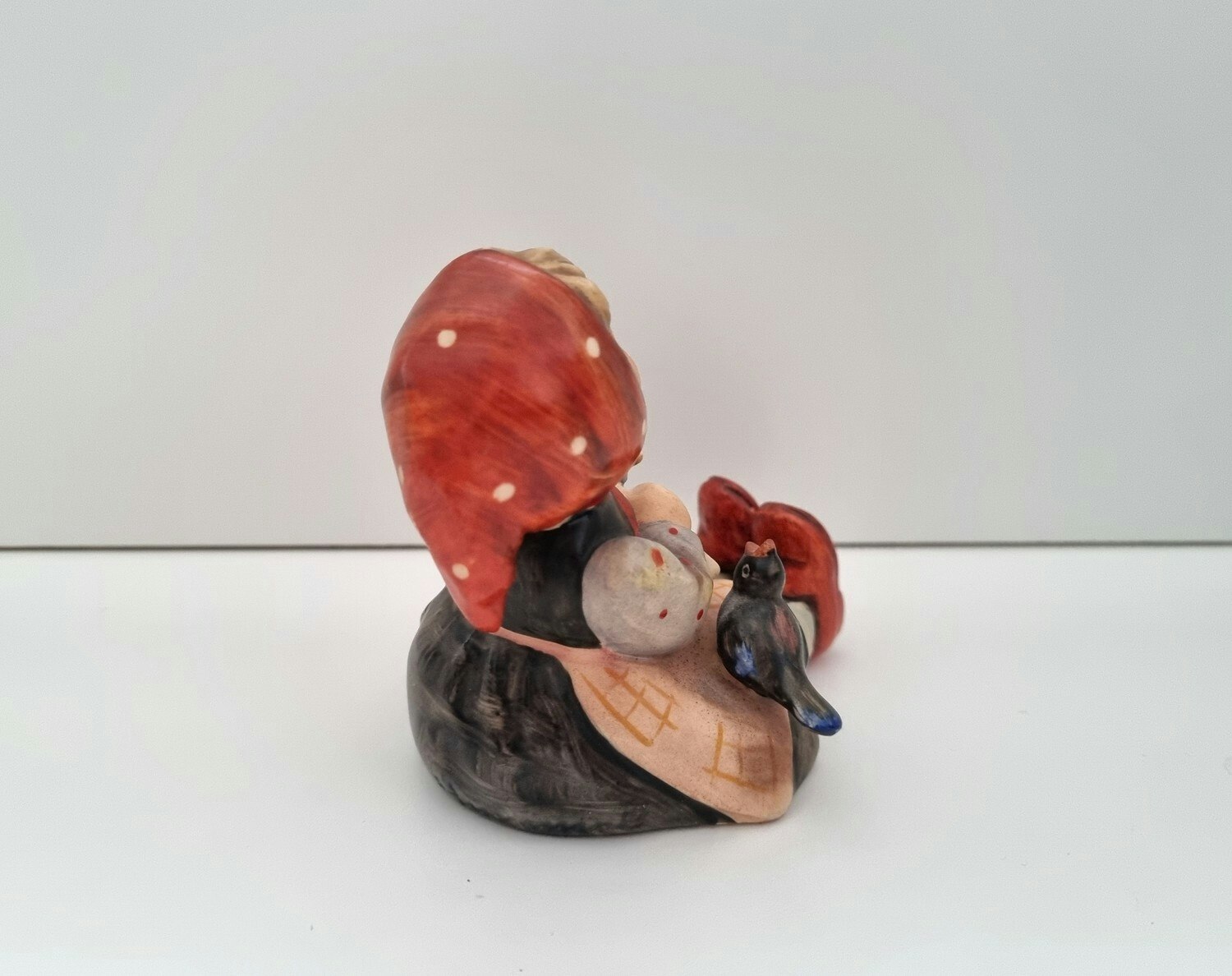 Goebel Hummel figurin - Flicka som fördriver tiden