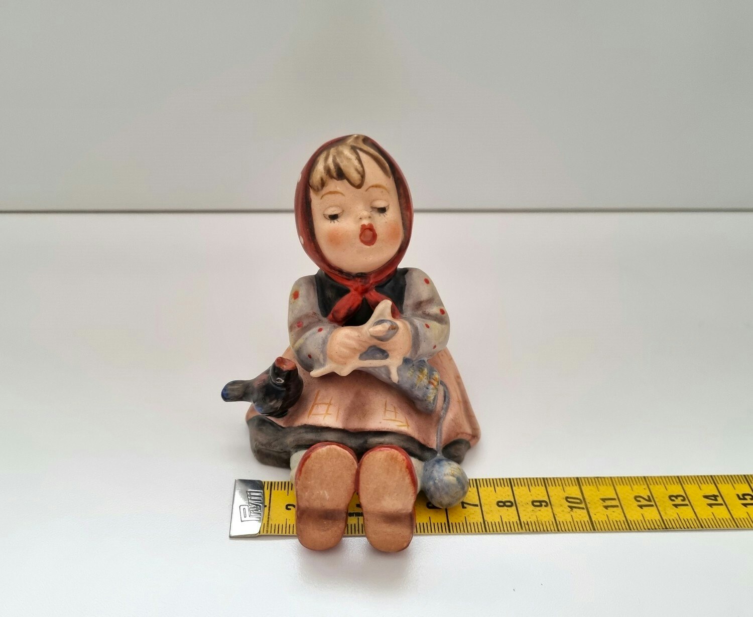 Goebel Hummel figurin - Flicka som fördriver tiden