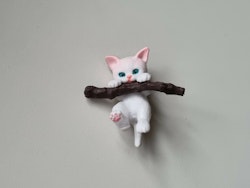 Gullig katt som klamrar sig fast vid en gren / miniatyr