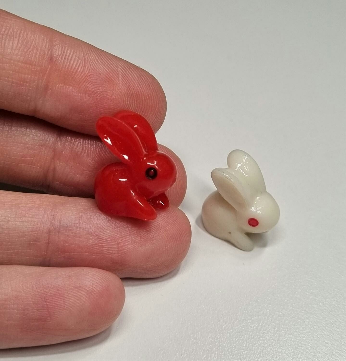 Kaniner, minikaniner. Miniatyr för dockskåp, tittskåp med mera