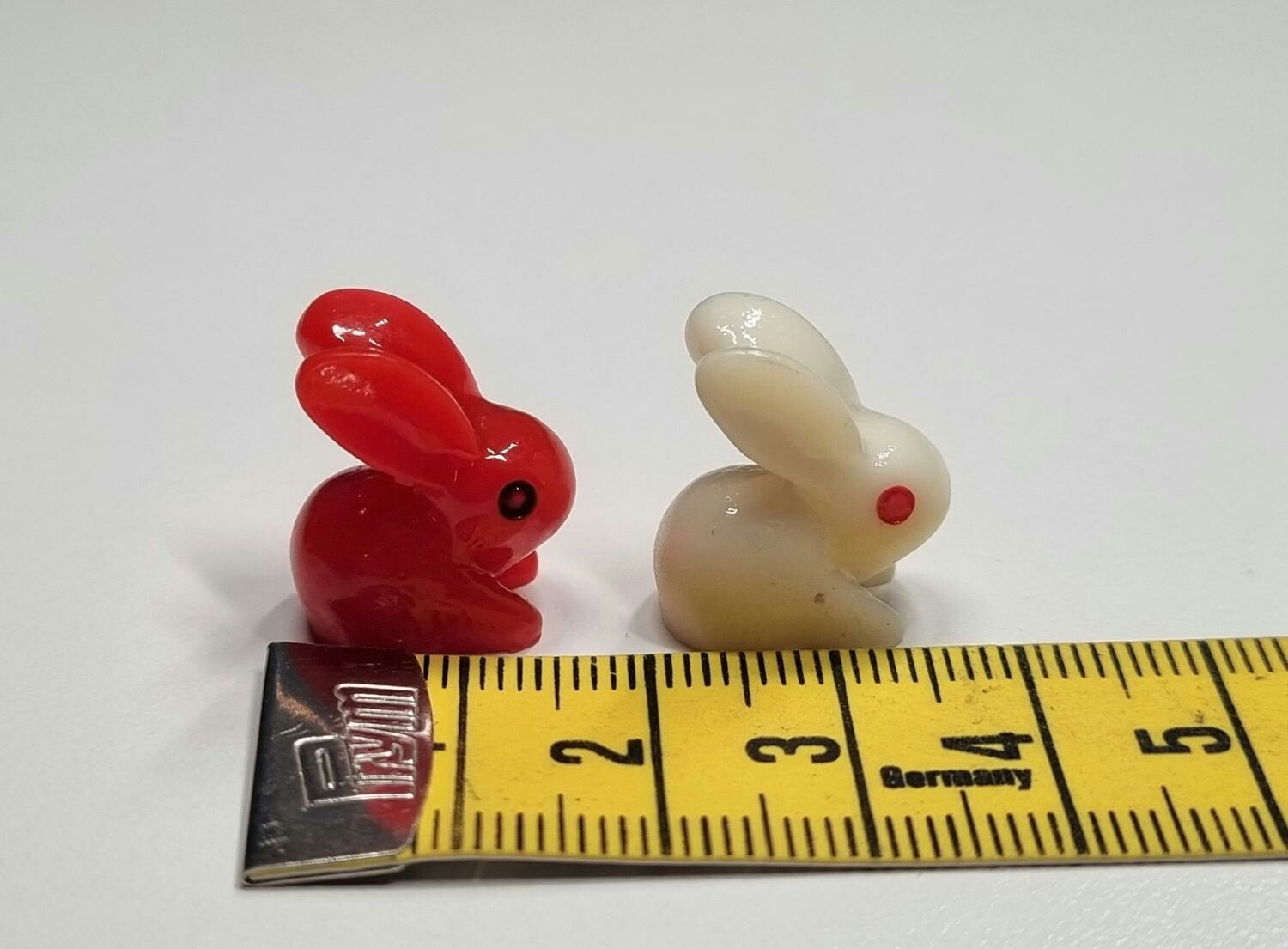 Kaniner, minikaniner. Miniatyr för dockskåp, tittskåp med mera