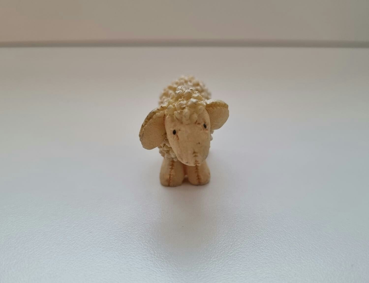 Ståendes litet får, miniatyr figurin (cremefärgat)
