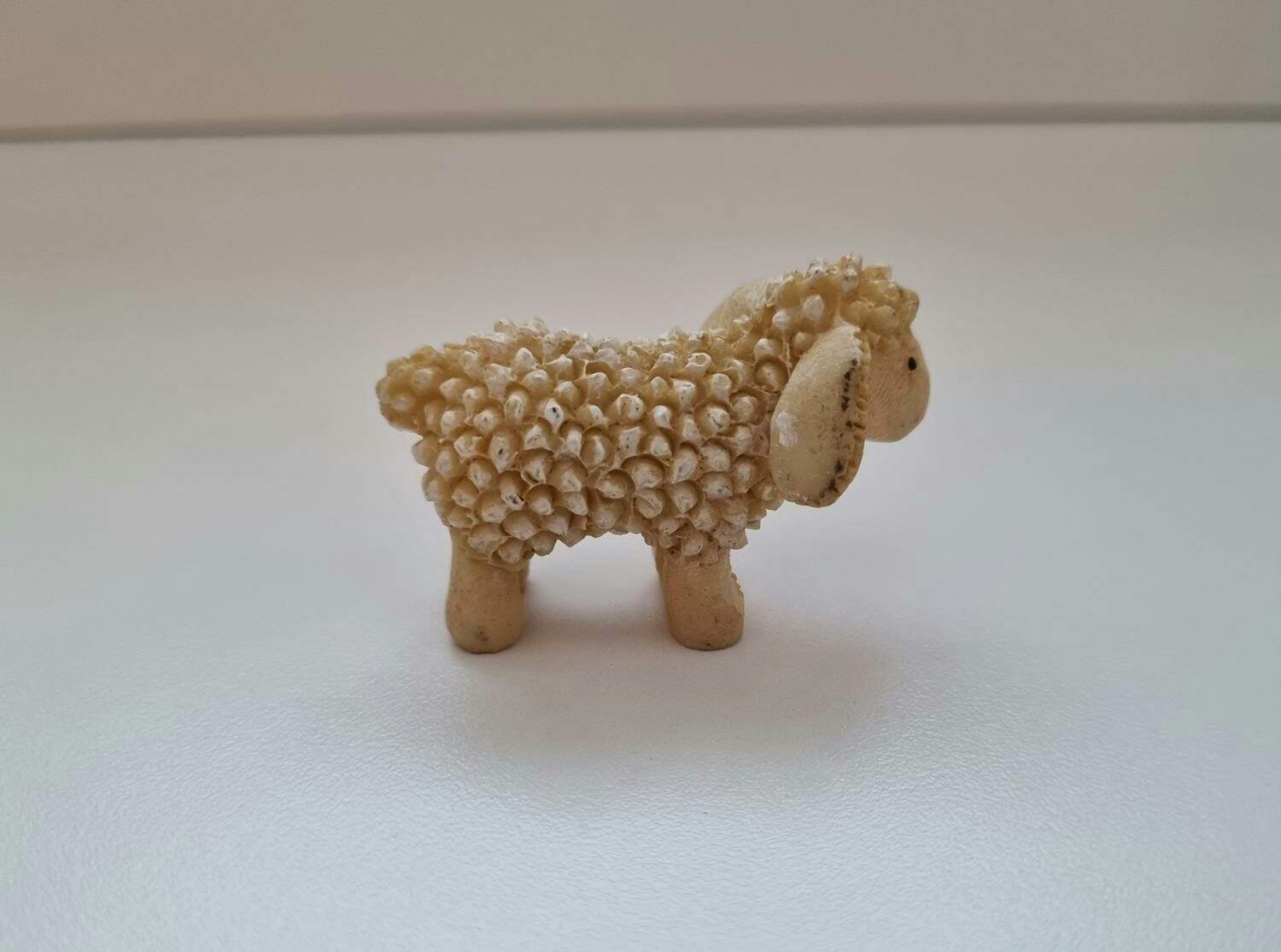 Ståendes litet får, miniatyr figurin (cremefärgat)