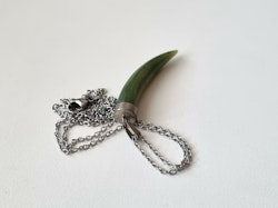 Halsband grön tand / jade tooth