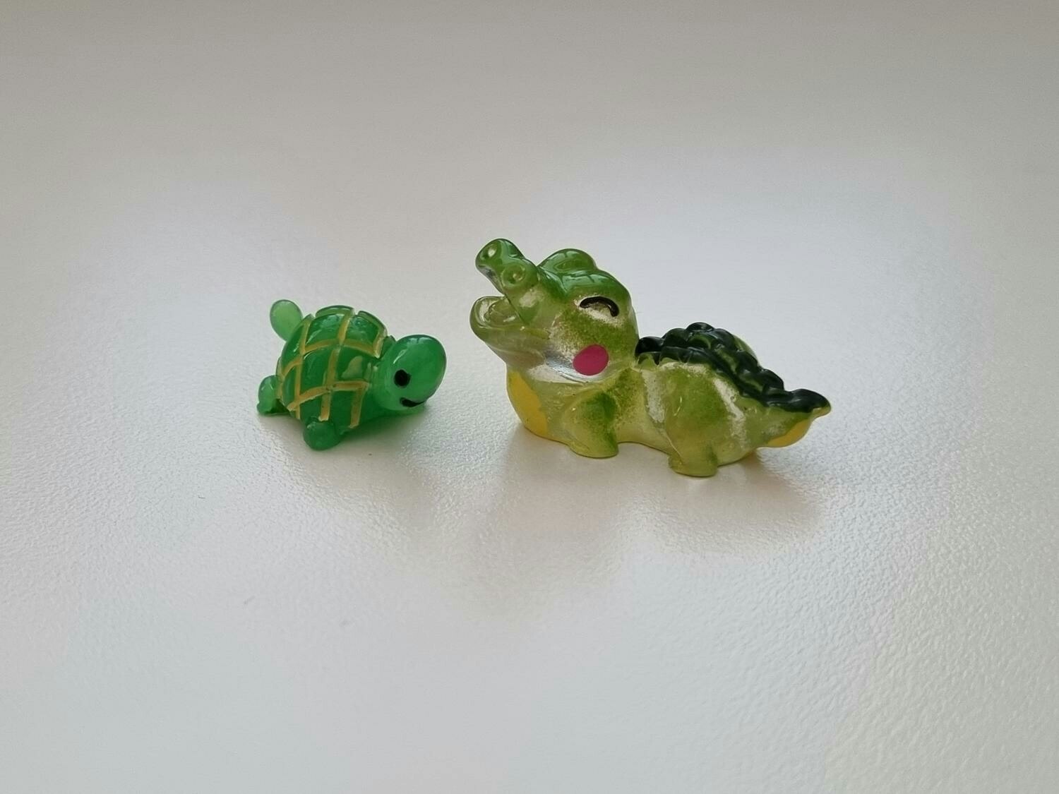 Sköldpadda och krokodil. Miniatyrer / figuriner för dockskåpet, tittskåp mm