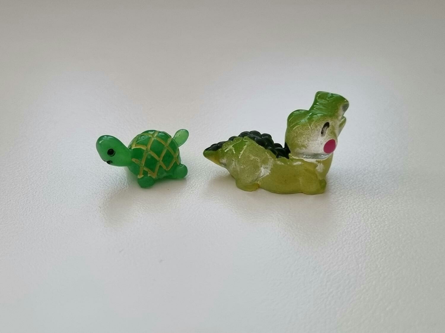 Sköldpadda och krokodil. Miniatyrer / figuriner för dockskåpet, tittskåp mm
