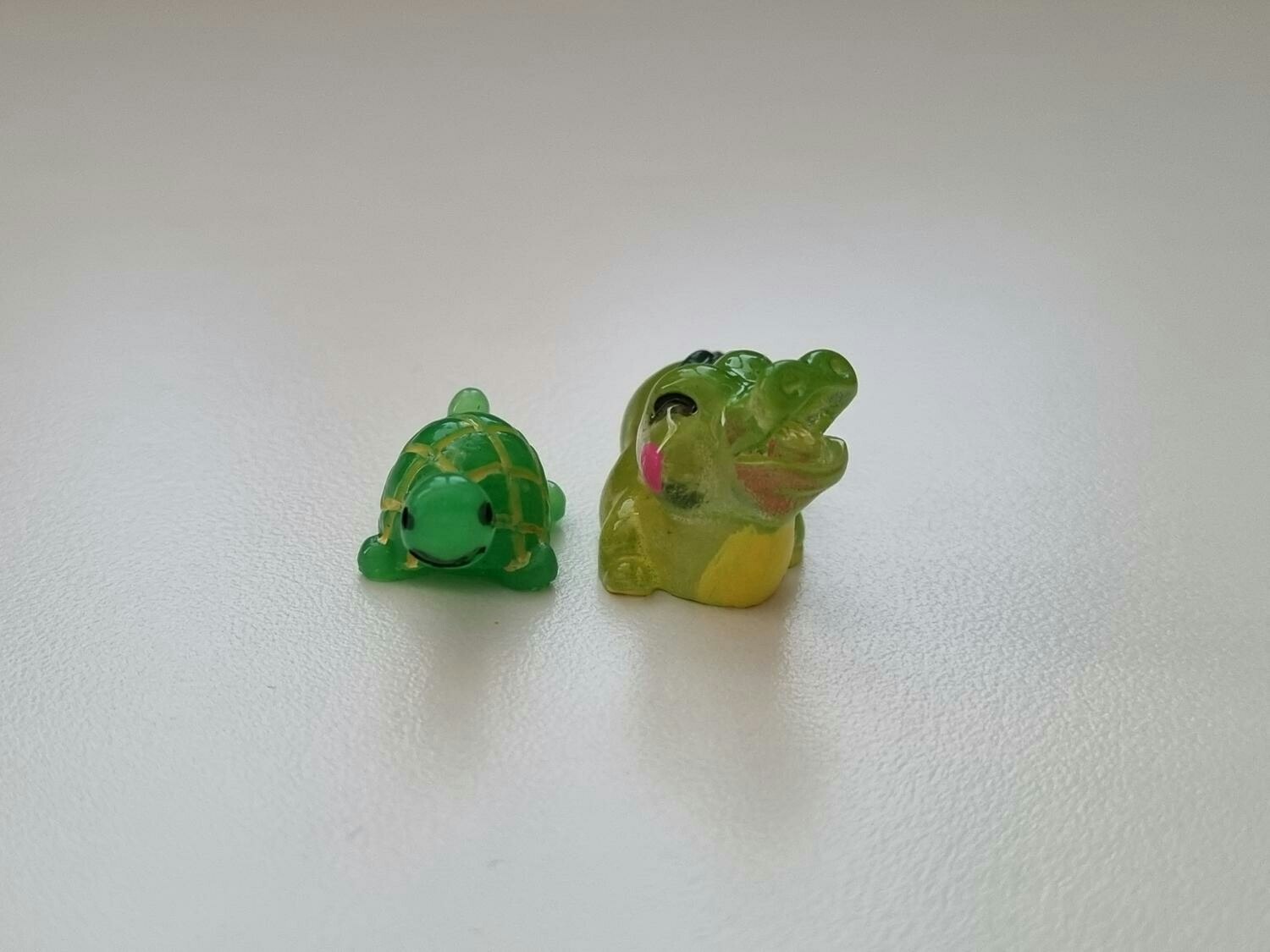 Sköldpadda och krokodil. Miniatyrer / figuriner för dockskåpet, tittskåp mm