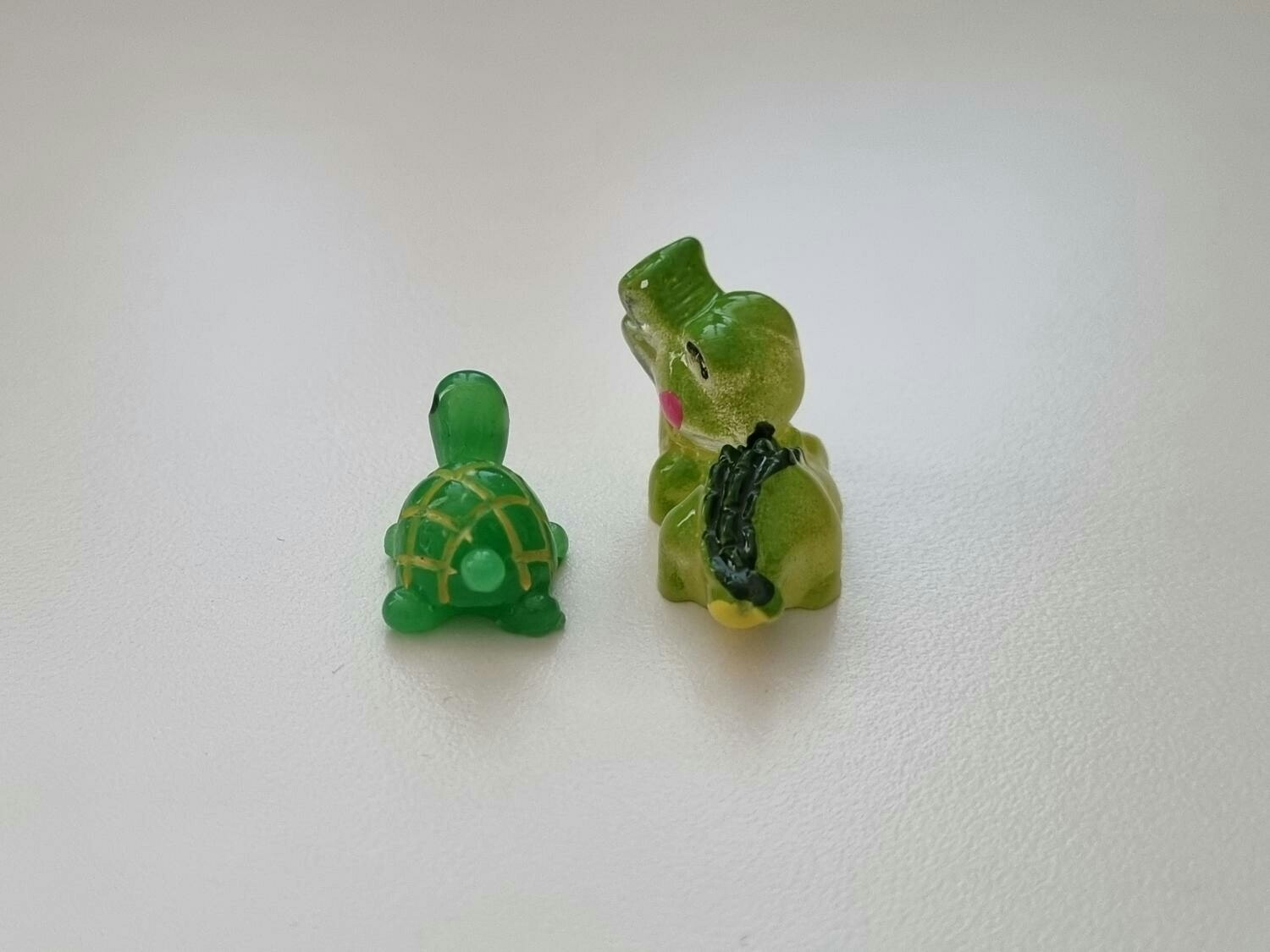 Sköldpadda och krokodil. Miniatyrer / figuriner för dockskåpet, tittskåp mm