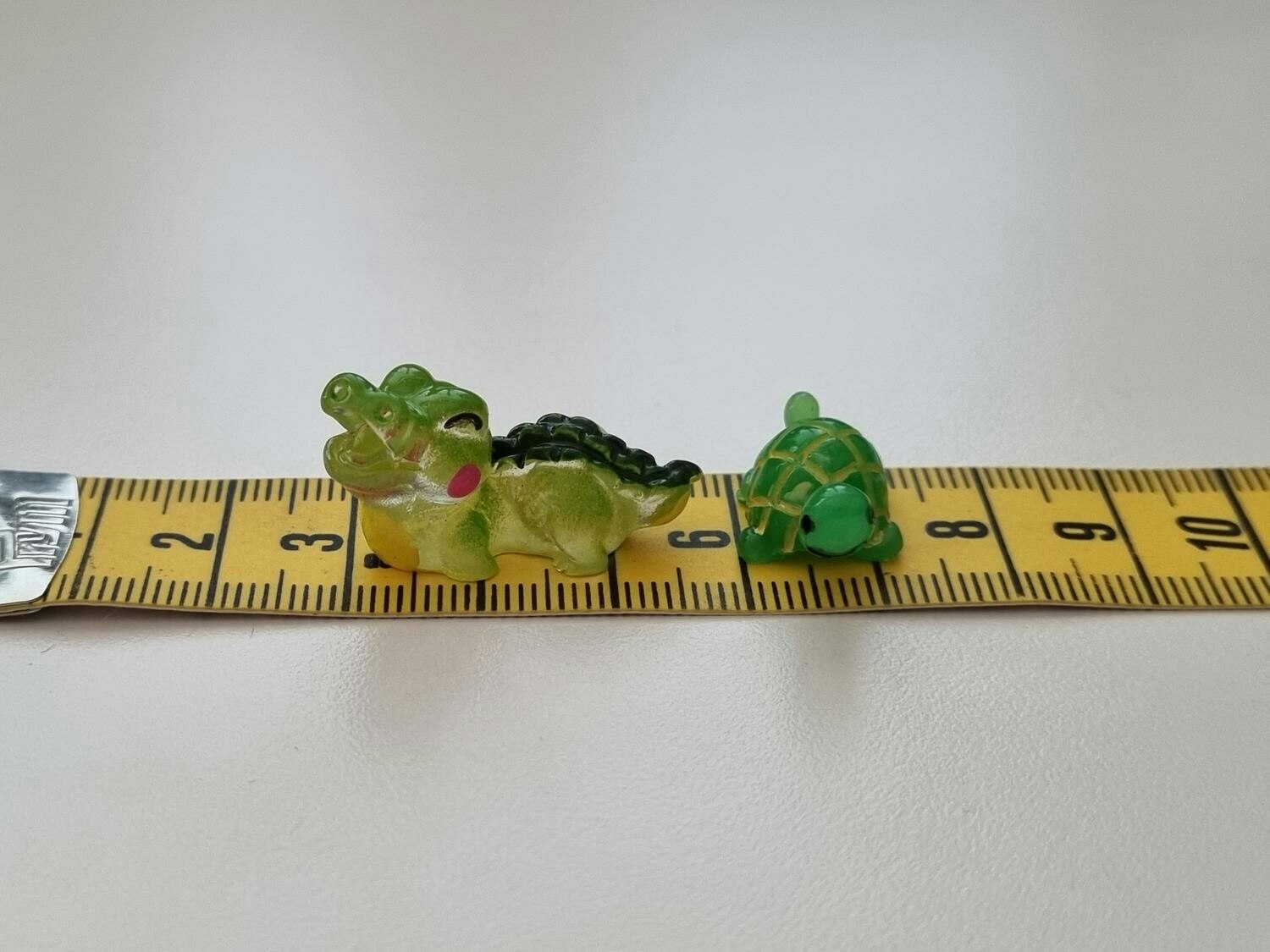 Sköldpadda och krokodil. Miniatyrer / figuriner för dockskåpet, tittskåp mm