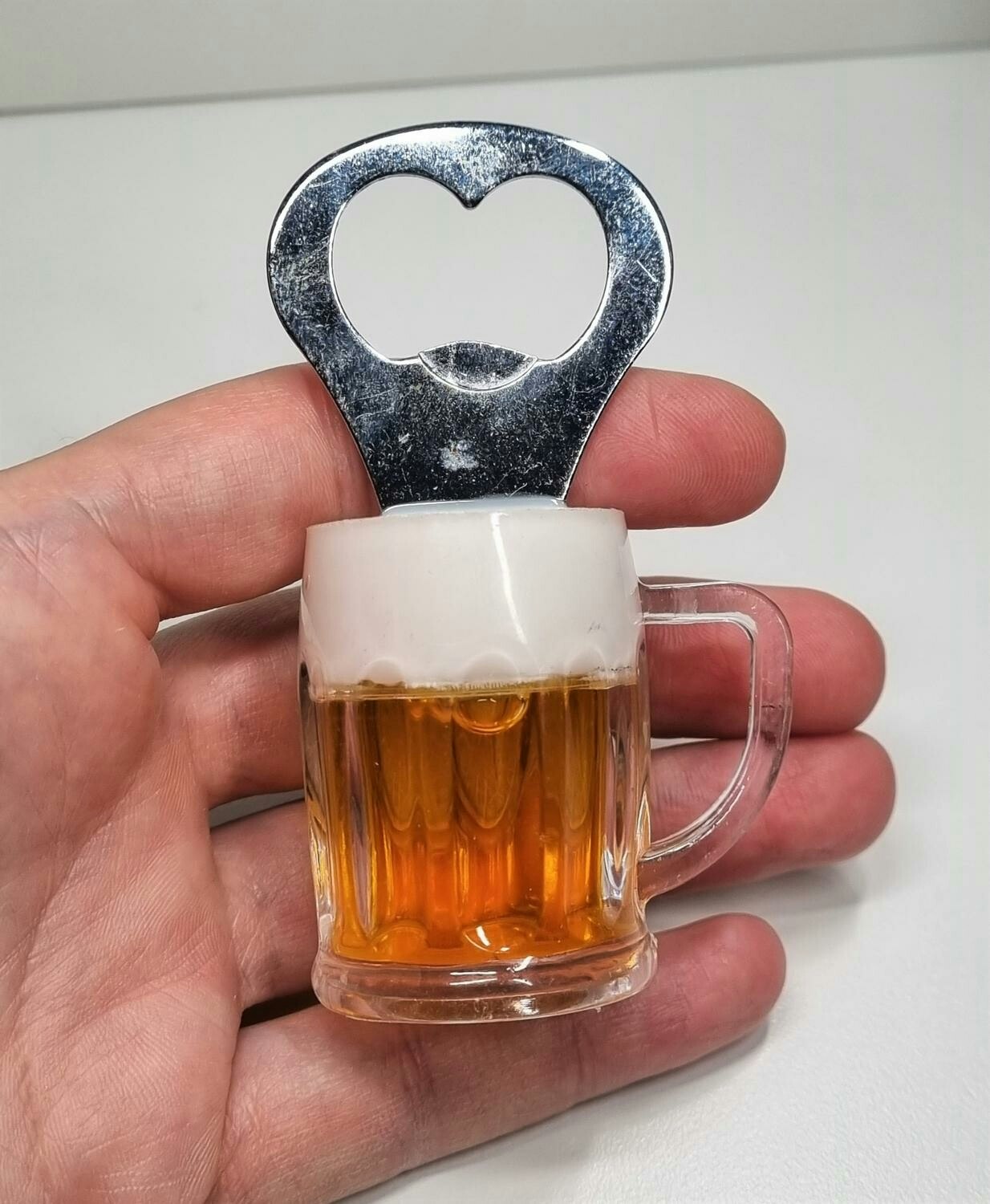 Kapsylöppnare formad som en öl