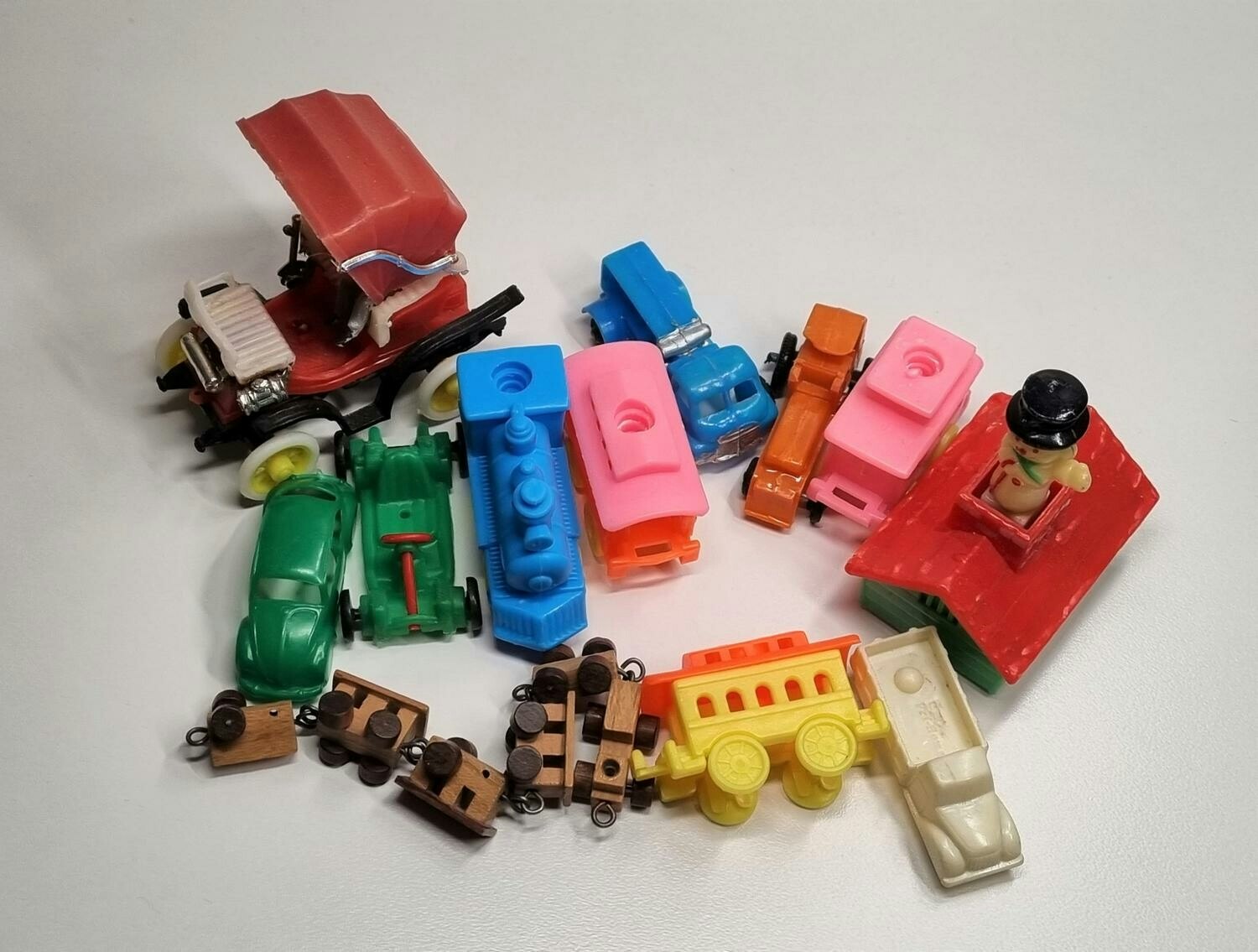 Litet parti med plastbilar och tåg