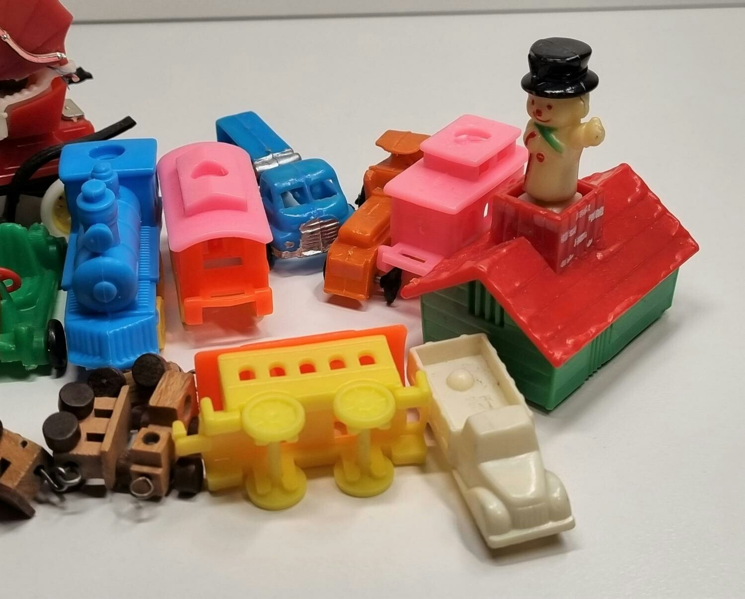 Litet parti med plastbilar och tåg