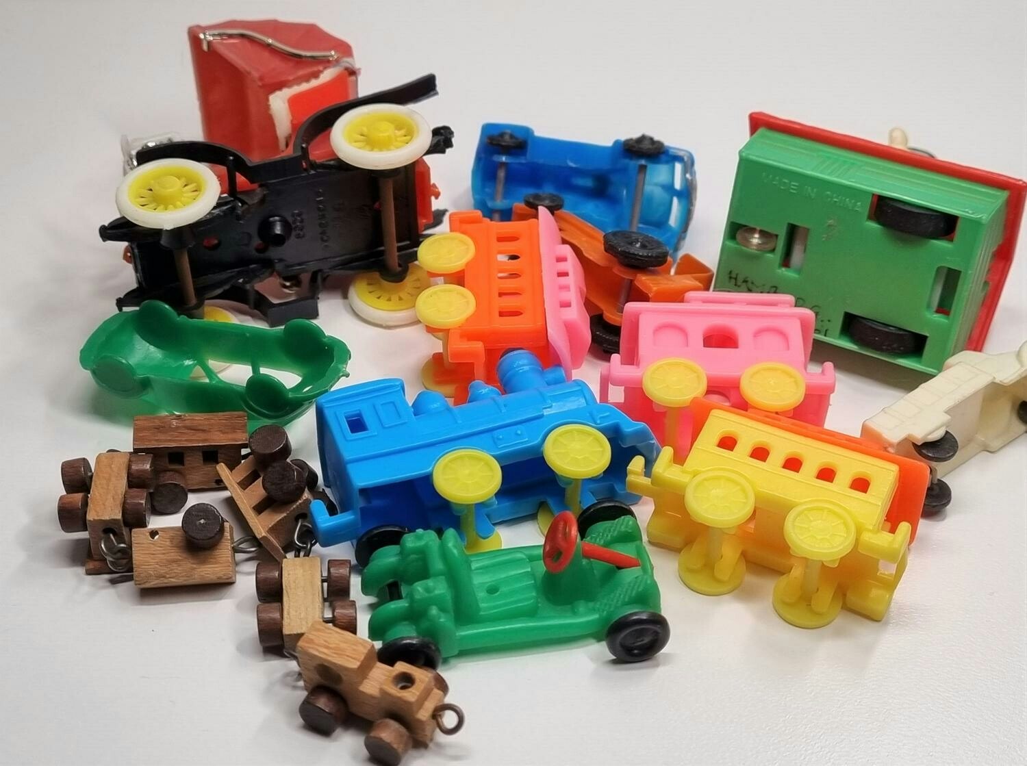 Litet parti med plastbilar och tåg