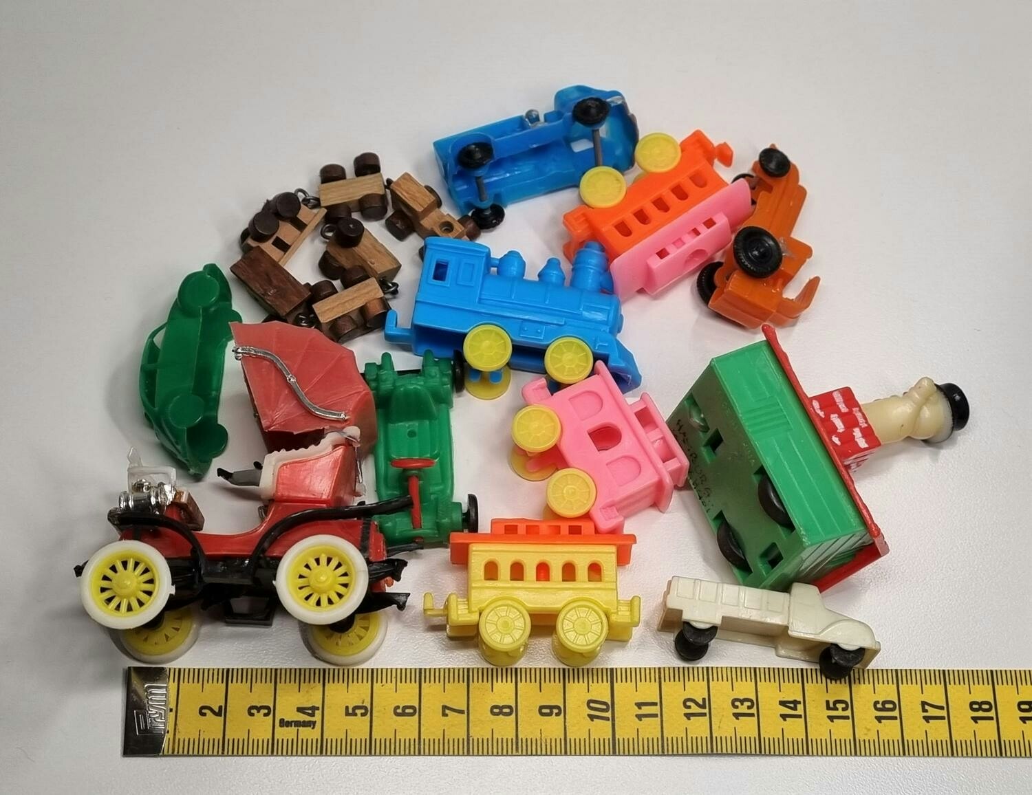 Litet parti med plastbilar och tåg