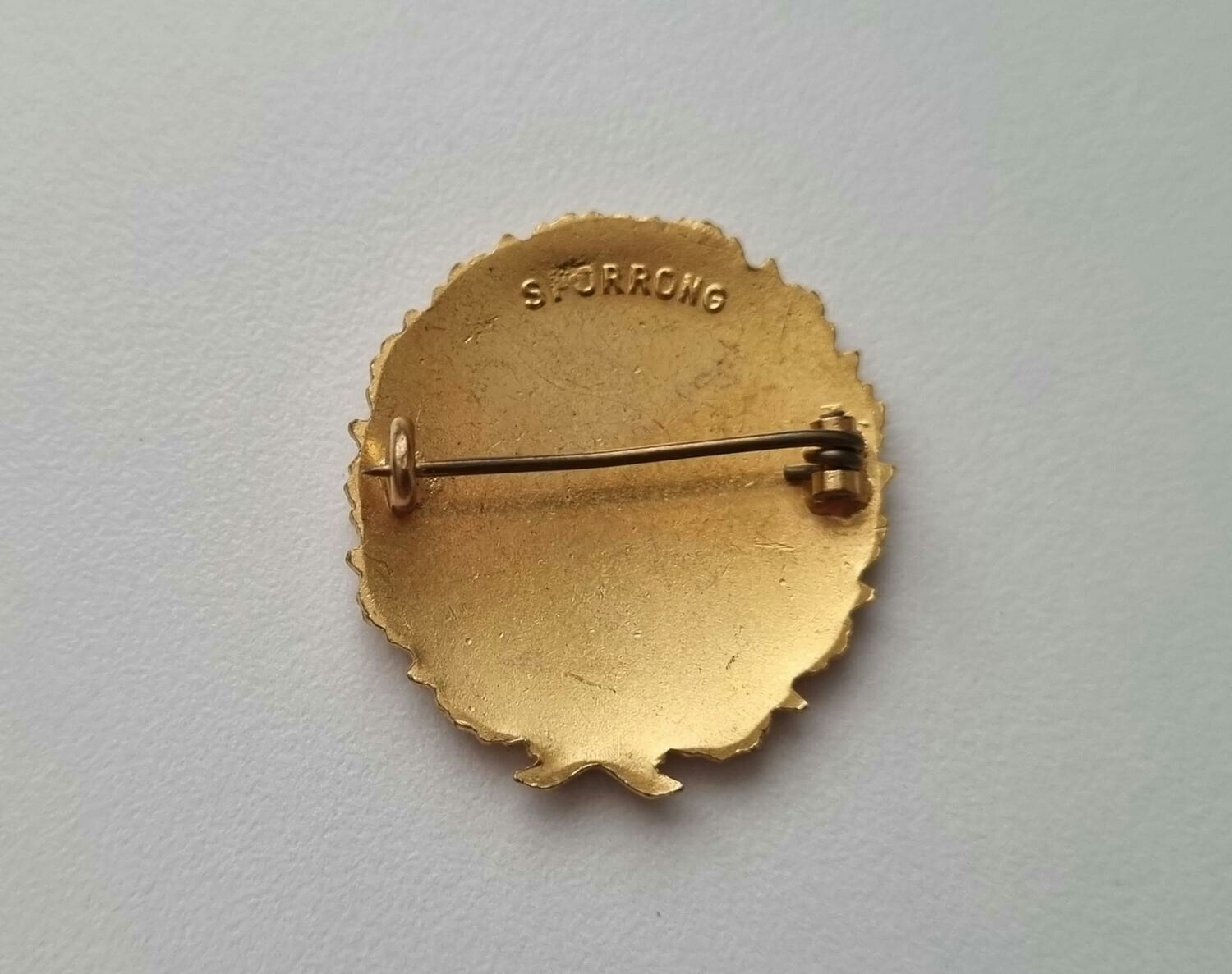 Simmärke, guldmagistern. Pin / nålmärke