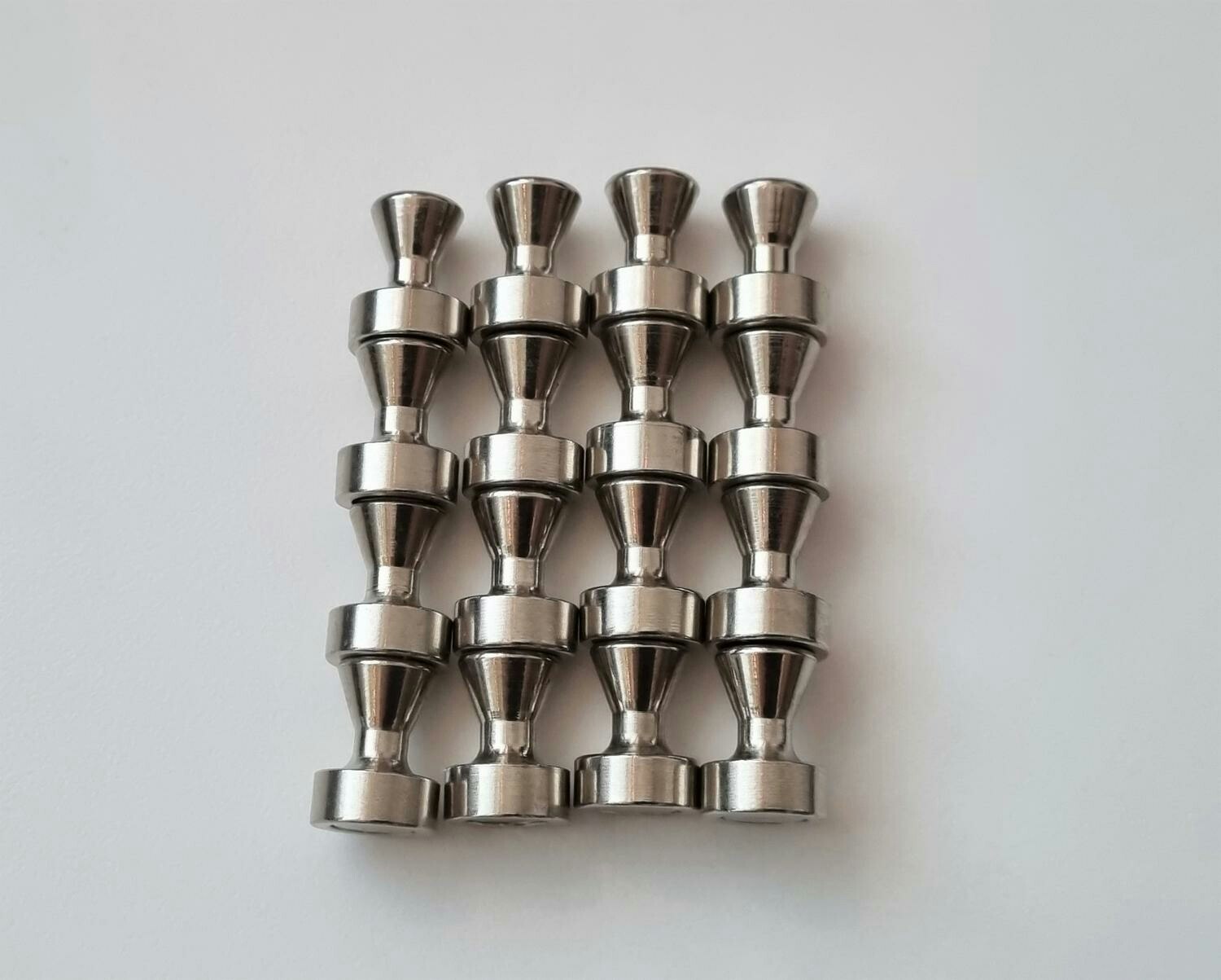 16 st Neodymium magneter Push Pins (ca 1/2 kg lyftkraft)