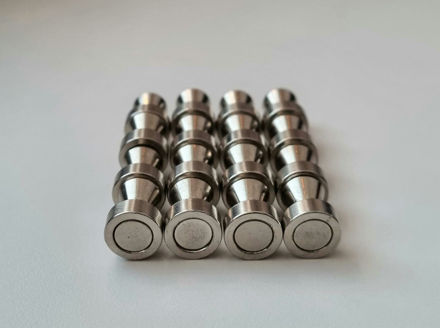 16 st Neodymium magneter Push Pins (ca 1/2 kg lyftkraft)