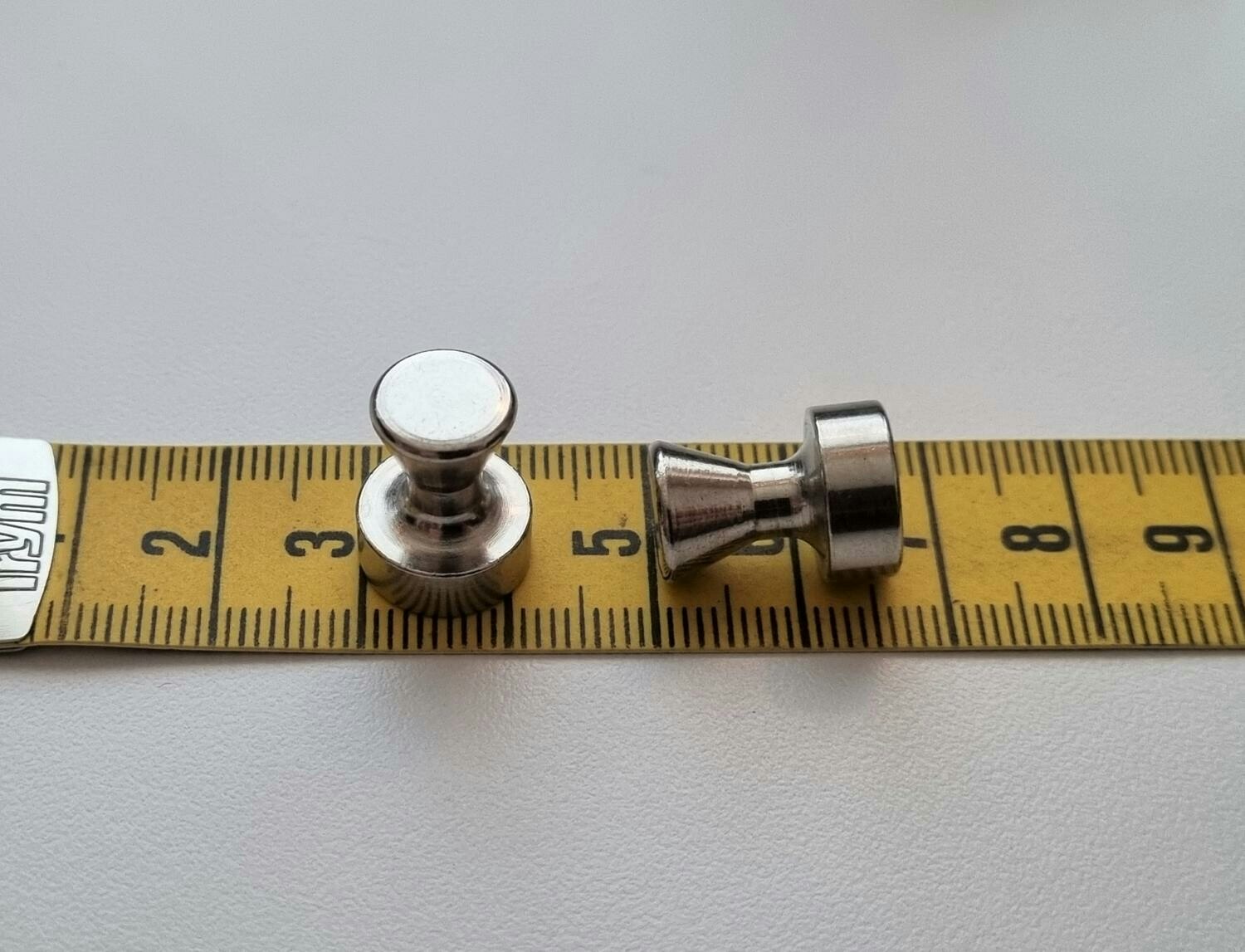 16 st Neodymium magneter Push Pins (ca 1/2 kg lyftkraft)