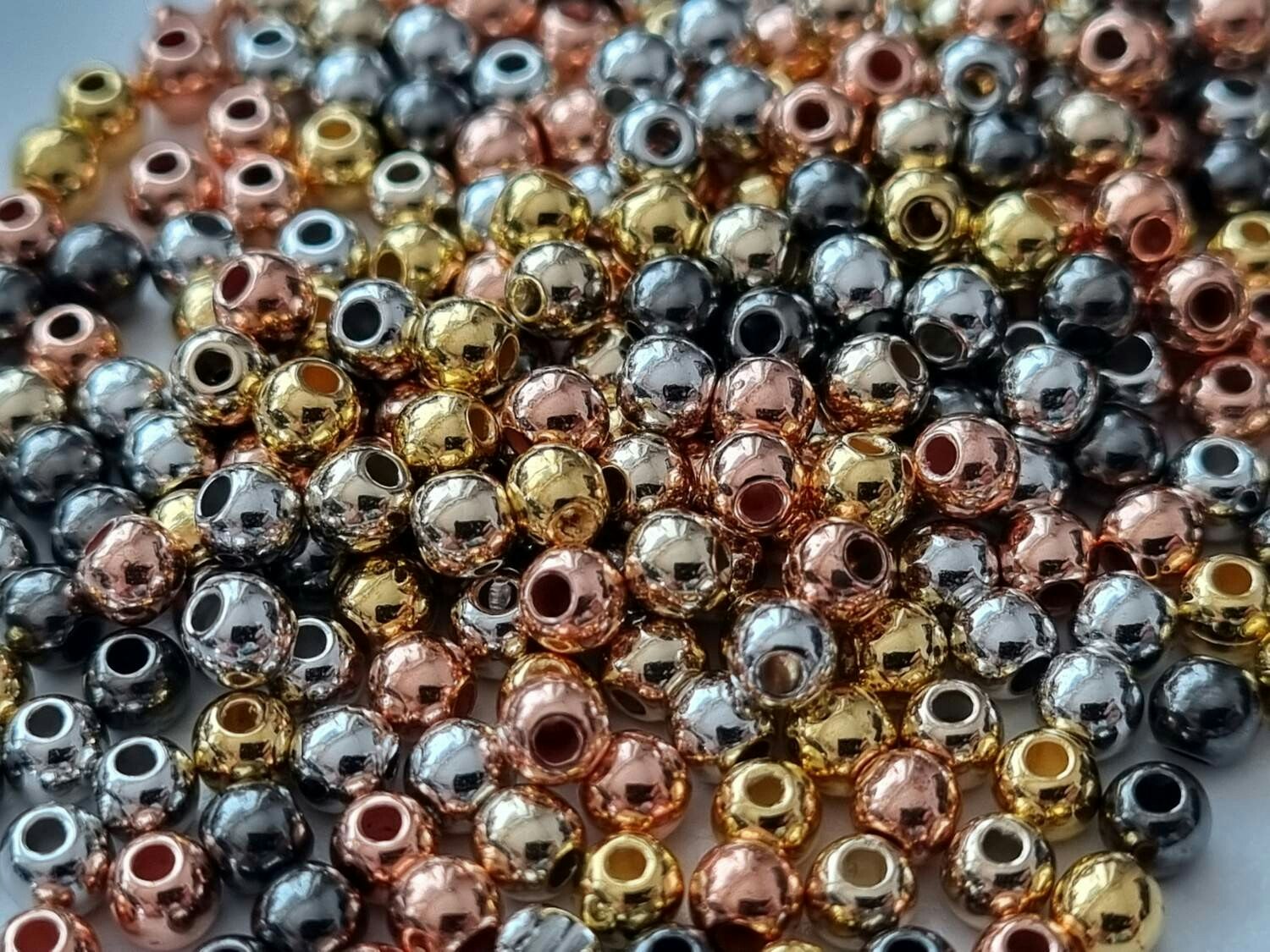 300 st pärlor i fyra st varierande färger (4 mm)