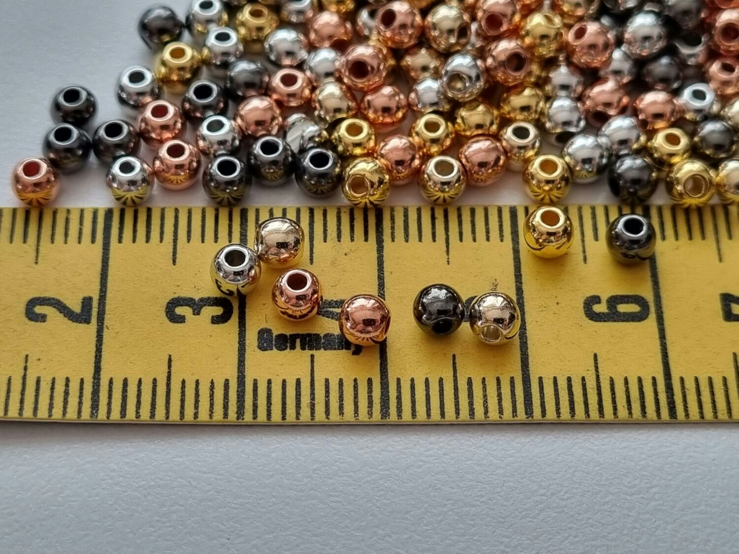 300 st pärlor i fyra st varierande färger (4 mm)