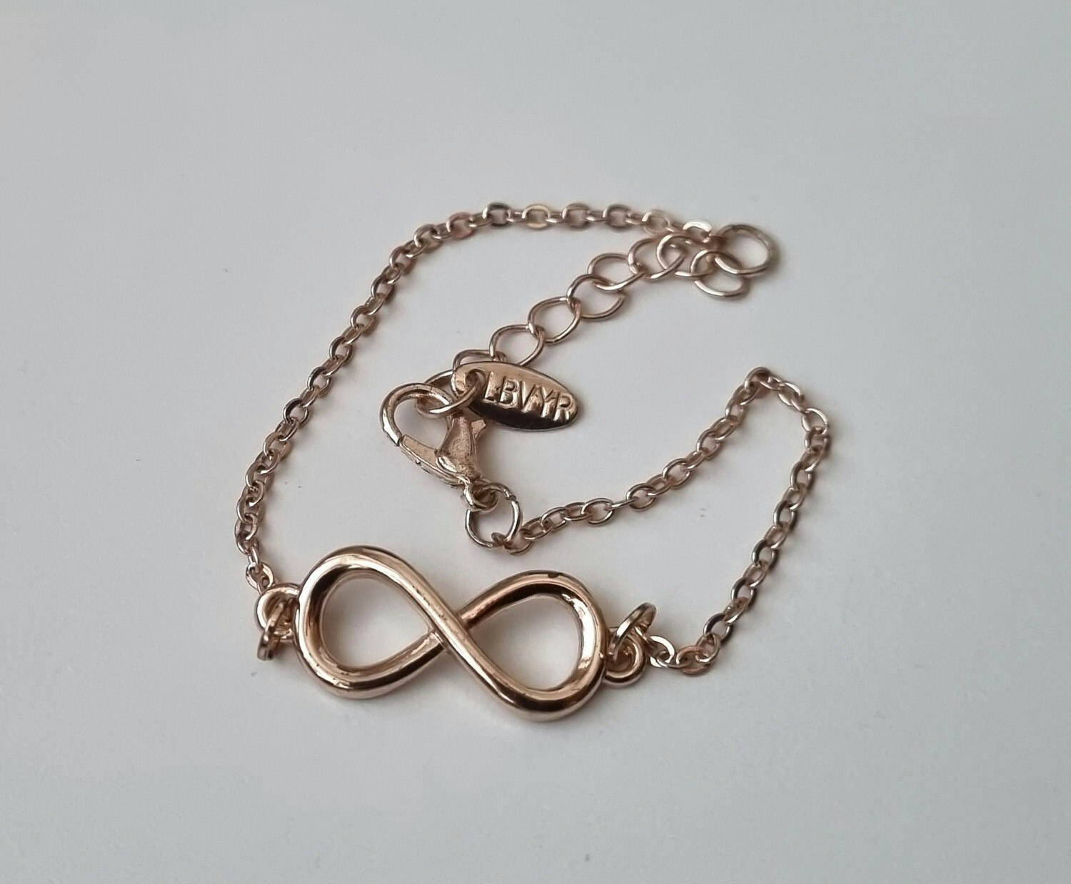 Simpelt litet armband med oändlighetstecknet