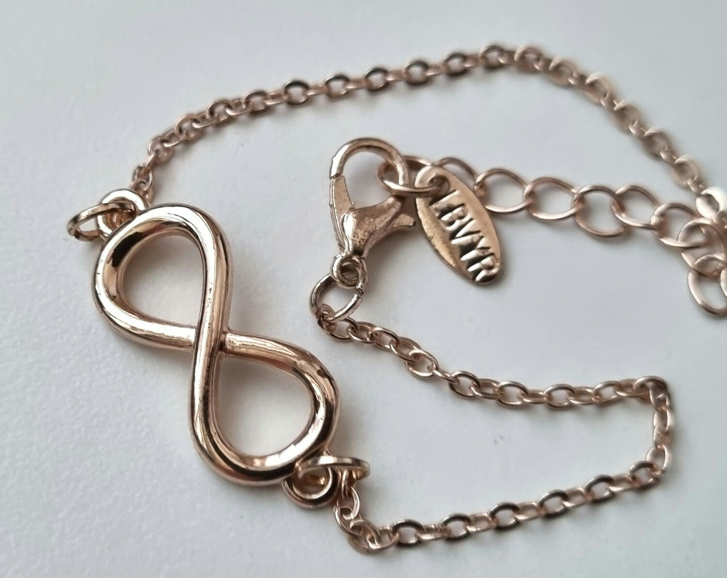 Simpelt litet armband med oändlighetstecknet
