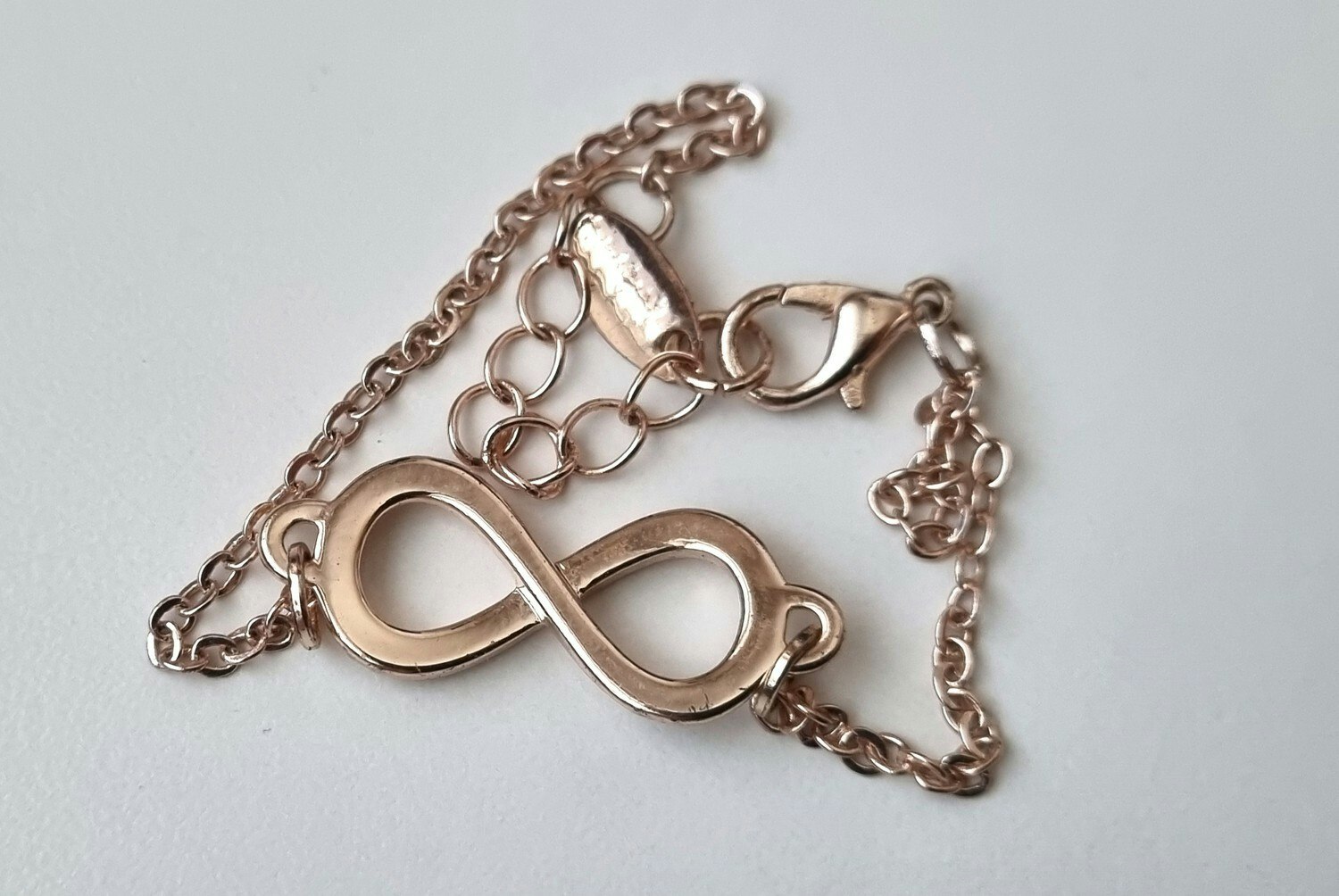 Simpelt litet armband med oändlighetstecknet