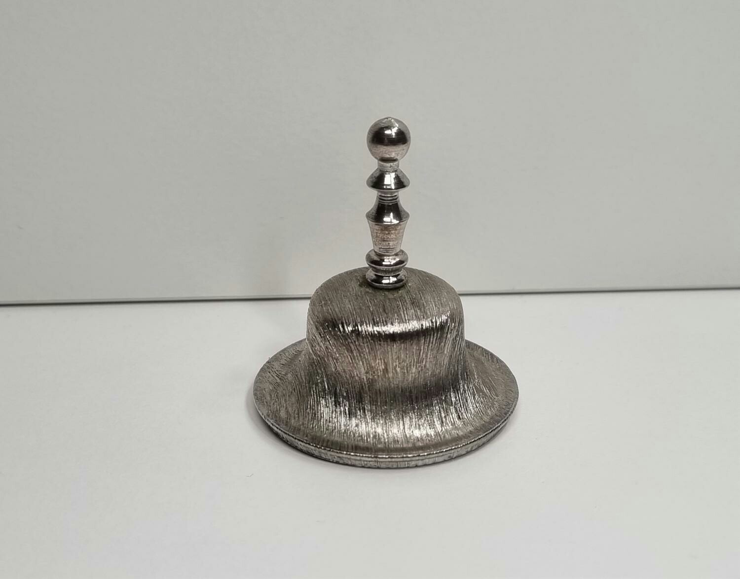 Silverfärgad liten bjällra