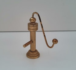 Vattenpump. Miniatyr till dockhus, dockskåp / tittskåp med mera