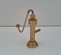 Vattenpump. Miniatyr till dockhus, dockskåp / tittskåp med mera