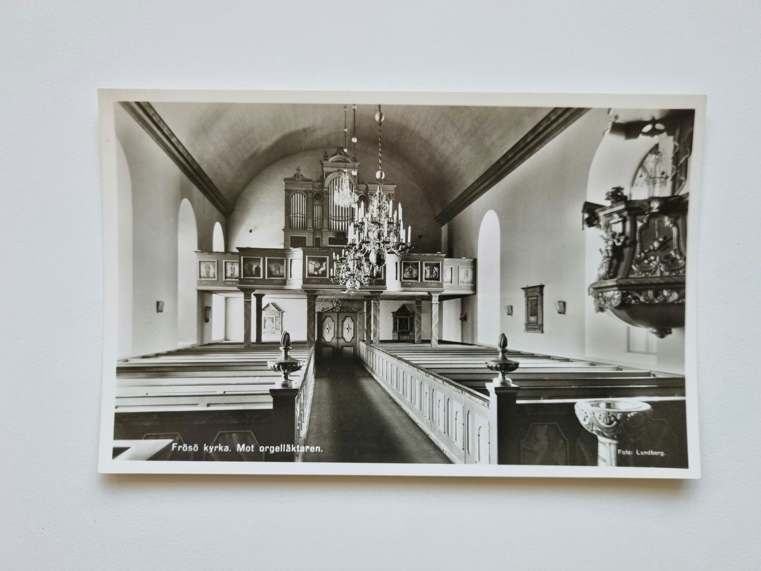 Vykort Frösö kyrka. Mot orgelläktaren