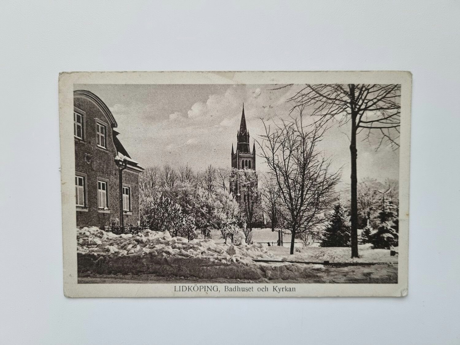 Vykort LIDKÖPING, Badhuset och Kyrkan