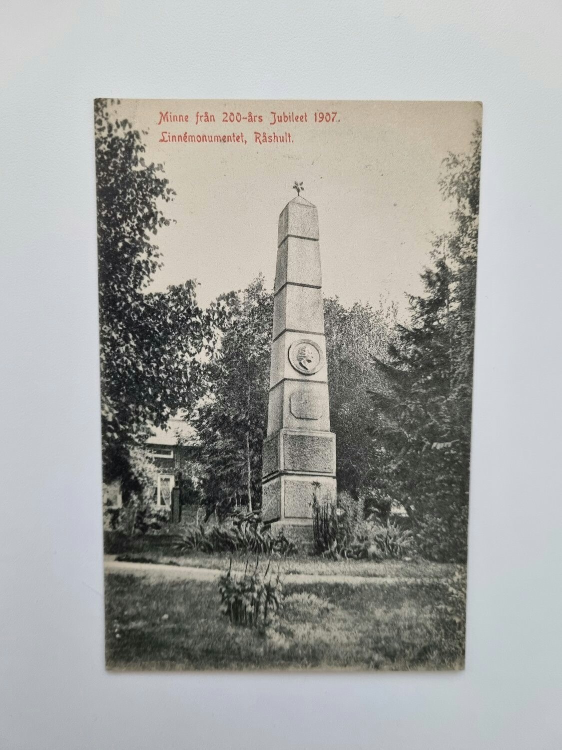 Vykort Minne från 200-års Jubileet 1907. Linnémonumentet, Råshult