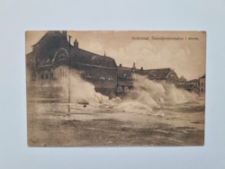 Vykort Strömstad, Strandpromenaden i storm. 1916