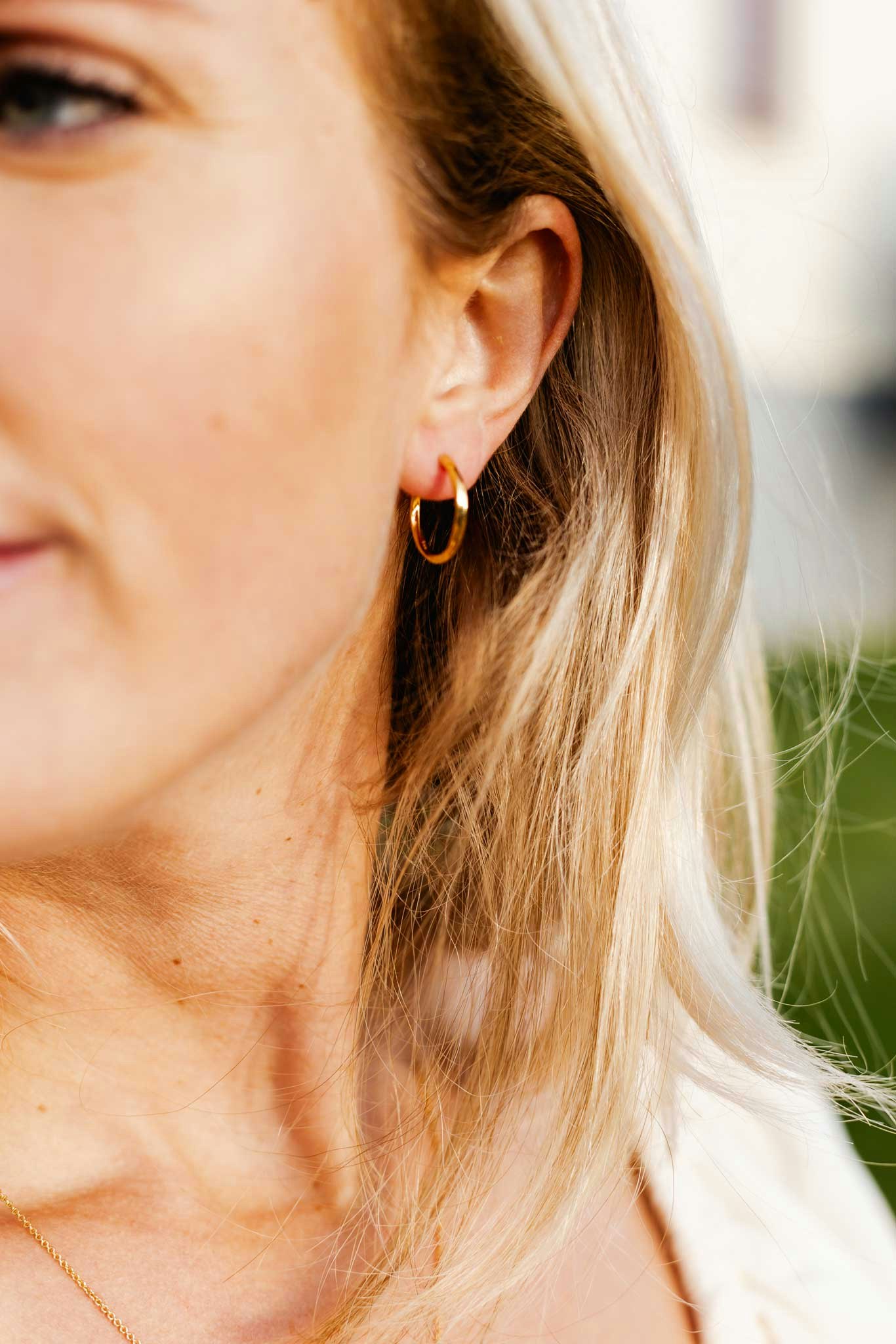 Örhängen Confident hoops 20 mm guldpläterat 18K