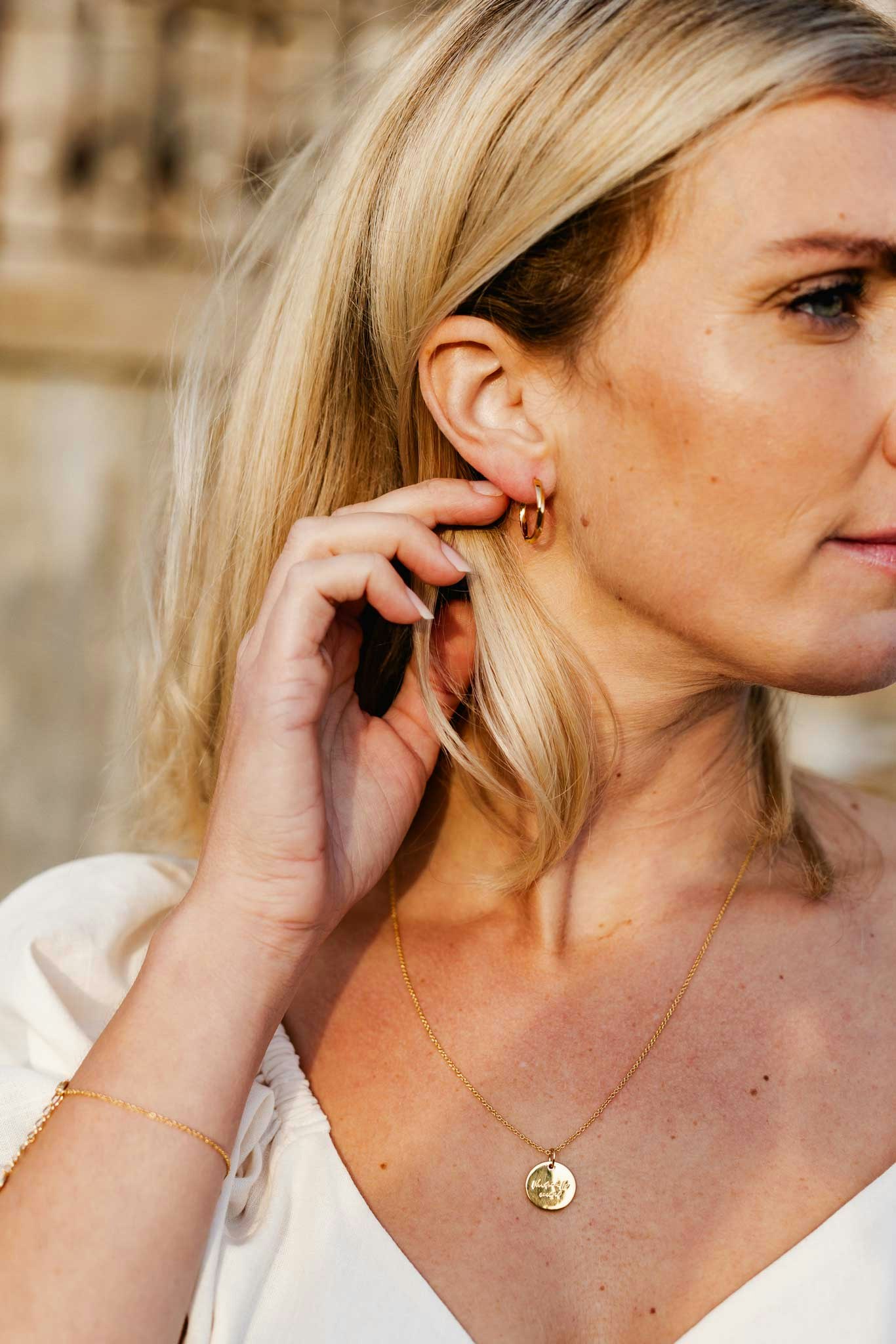 Örhängen Confident hoops 20 mm guldpläterat 18K