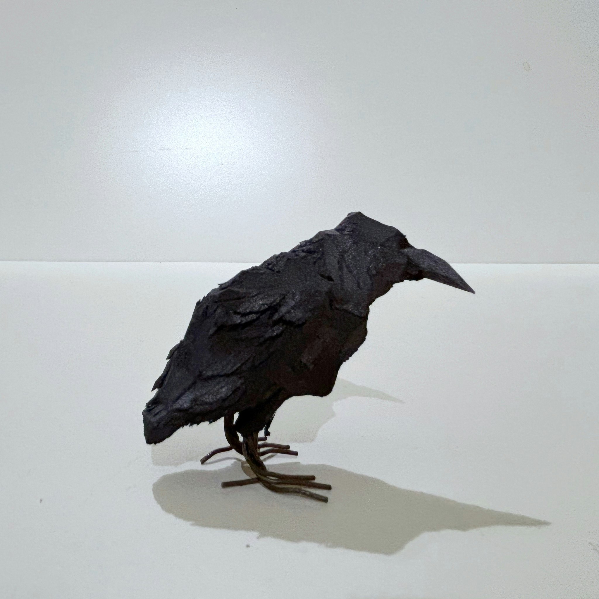 Liten korp i svart trä