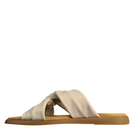Krämvit sandal i läder från Unisa