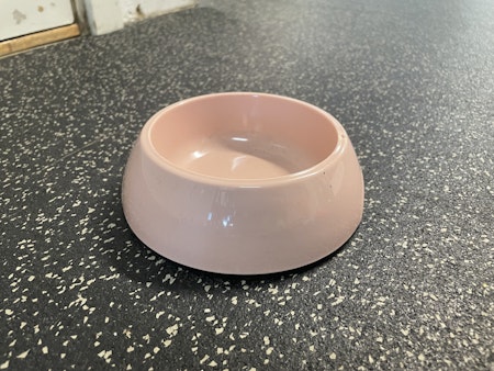Second hand: matskål liten med gummi