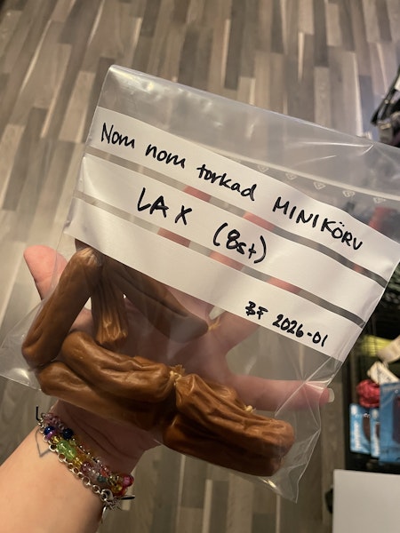 Nom nom torkad MiniKörv Lax (8st)