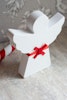 Vår dekoration ängel är en unik inredningsdetalj som kommer att ge ett personligt uttryck till ditt hem. Den vita stående ängeln har ett rött band runt midjan och är gjord av högkvalitativ gips. Med e