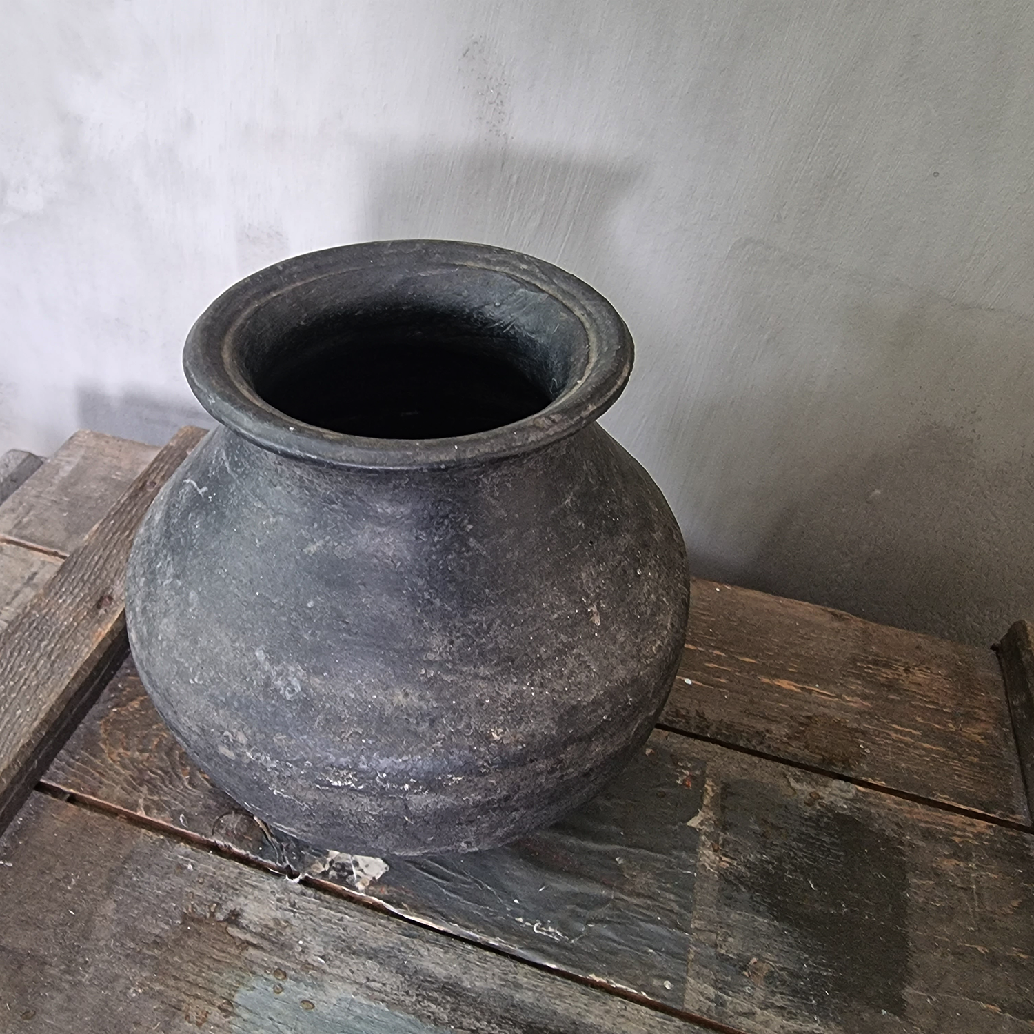 Vintage urna, Mörk